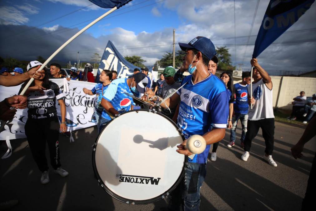 Los miembros de la barra del Motagua llegaron al estadio Carlos Miranda de Comayagua.