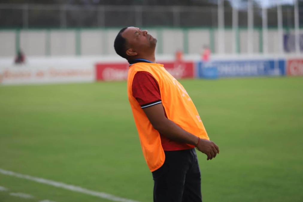 “Es bien difícil cuando pasa esto. Hoy le puedo dar la razón a todo aquél critica el fútbol descoordinado y mezquino de parte del Vida. Es mi responsabilidad hoy. No es fácil estar en una decisión como esta, donde prácticamente me veo impotente y por eso he tomado la decisión de retirarme del equipo, este es mi último partido frente a la institución. No puedo más”, señaló Raúl Cáceres. 