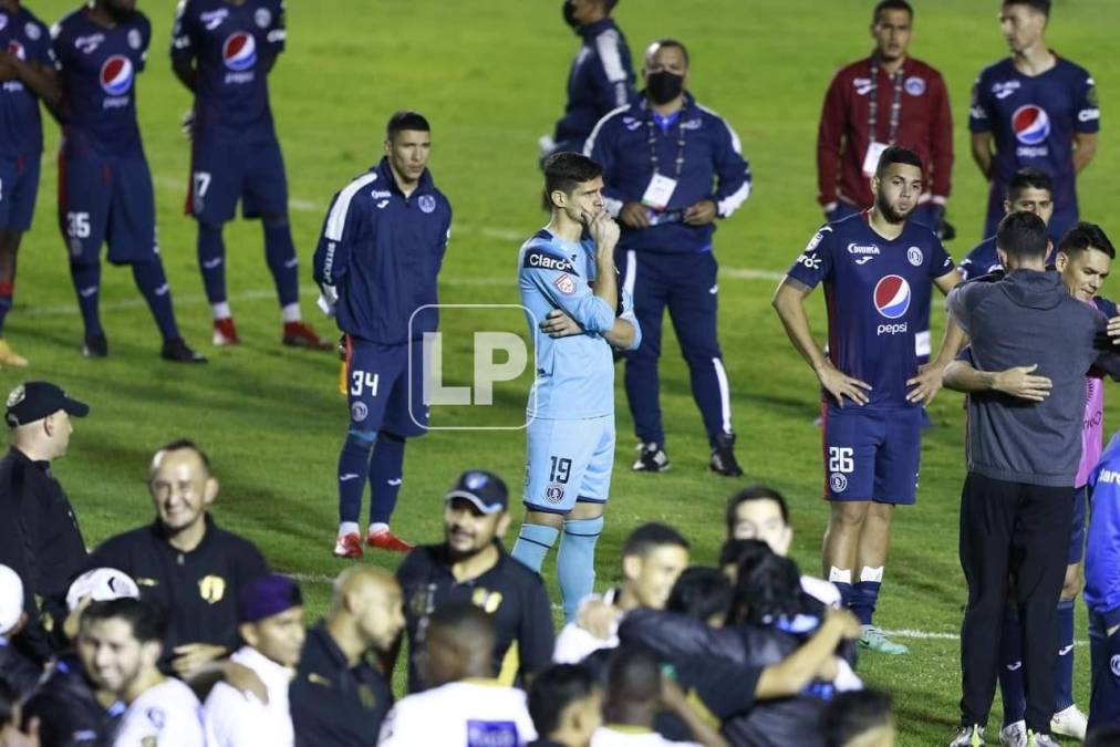 Los jugadores del Motagua se quedaron en el campo durante la coronación del Comunicaciones.