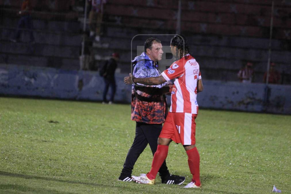 ¿Qué hizo tras el final del partido? Así fue el debut del “Gullit” Peña en Honduras