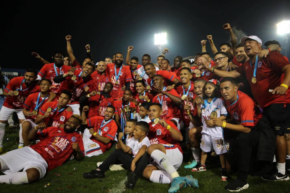 Olimpia (Honduras): 36 títulos. 