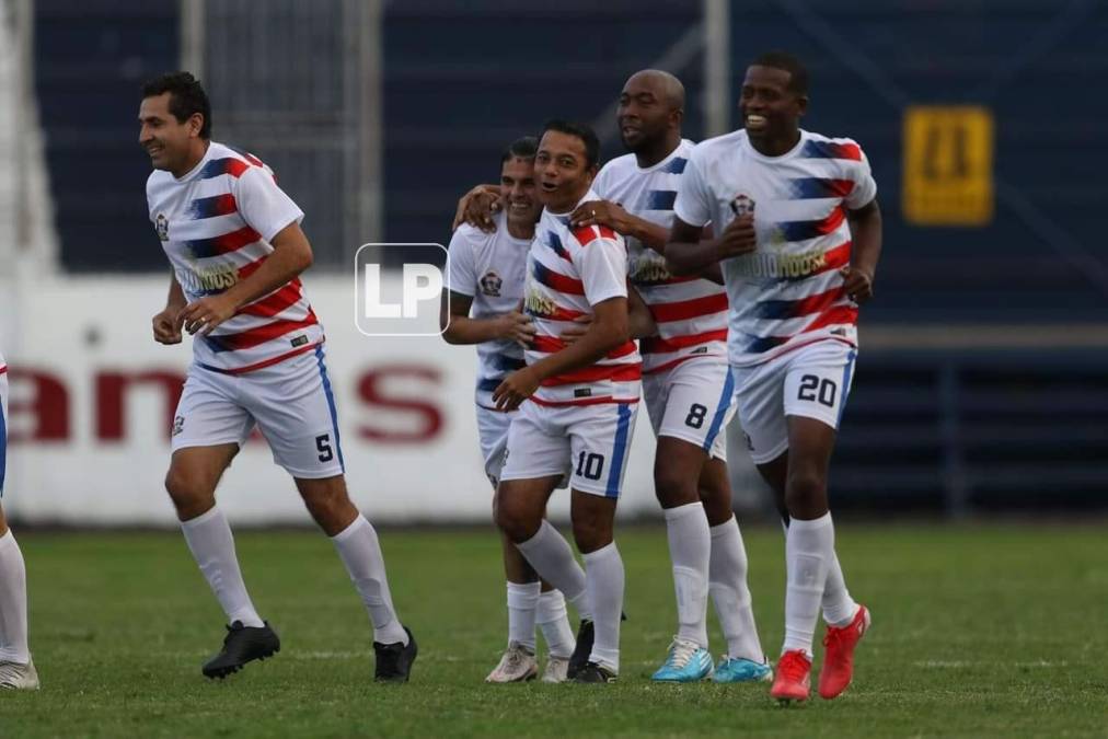 Boniek García, Dani Turcios, Jerry Palacios y Nerlyn Membreño celebran el segundo gol de Ramiro Bruschi.