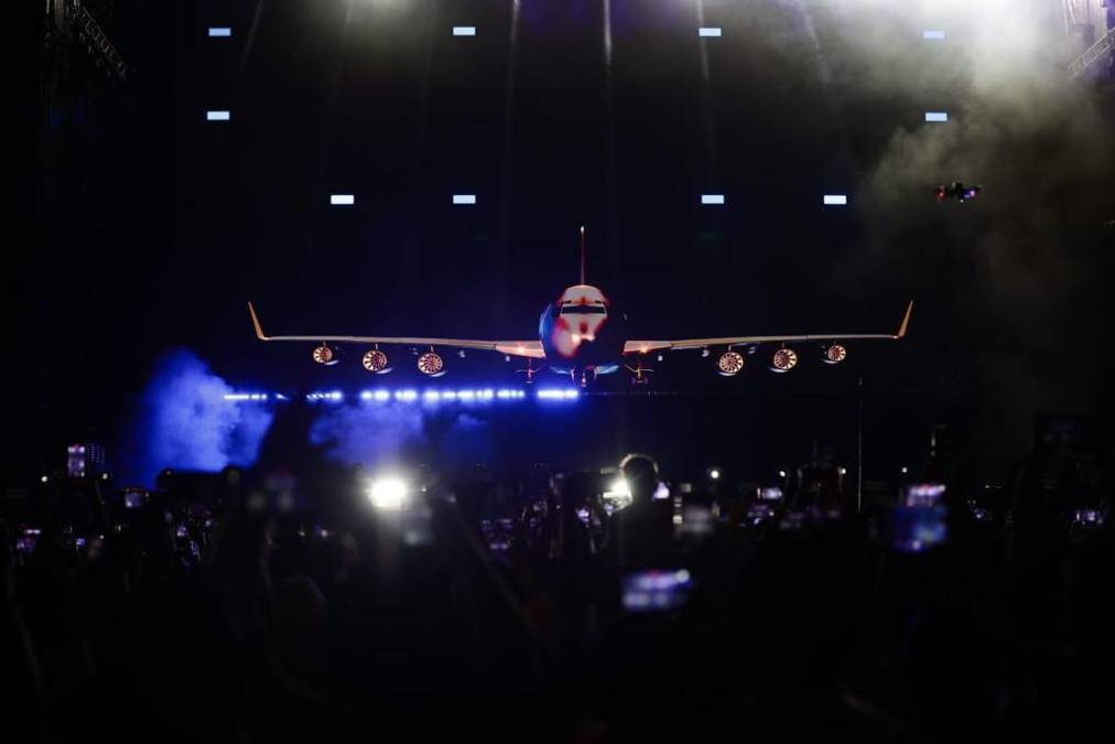 El show del Big Boss dio inició con una cuenta regresiva, y luego apareció en la pantalla la imagen de un avión y gracias a efectos especiales se creaba una ilusión óptica de Daddy Yankee y sus bailarines descendiendo de la aeronave. 