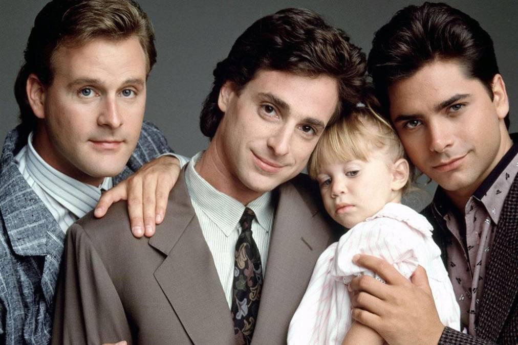 Con una larga trayectoria dedicada al humor, Saget fue muy popular por su papel del padre viudo Danny Tanner en la gran familia televisiva de “Full House”. En el reparto de esta famosa serie de comedia también aparecían otros intérpretes como John Stamos, Lori Loughlin y las hermanas Ashley Olsen y Mary-Kate Olsen (se alternaban dando vida a la hija más pequeña de la casa).