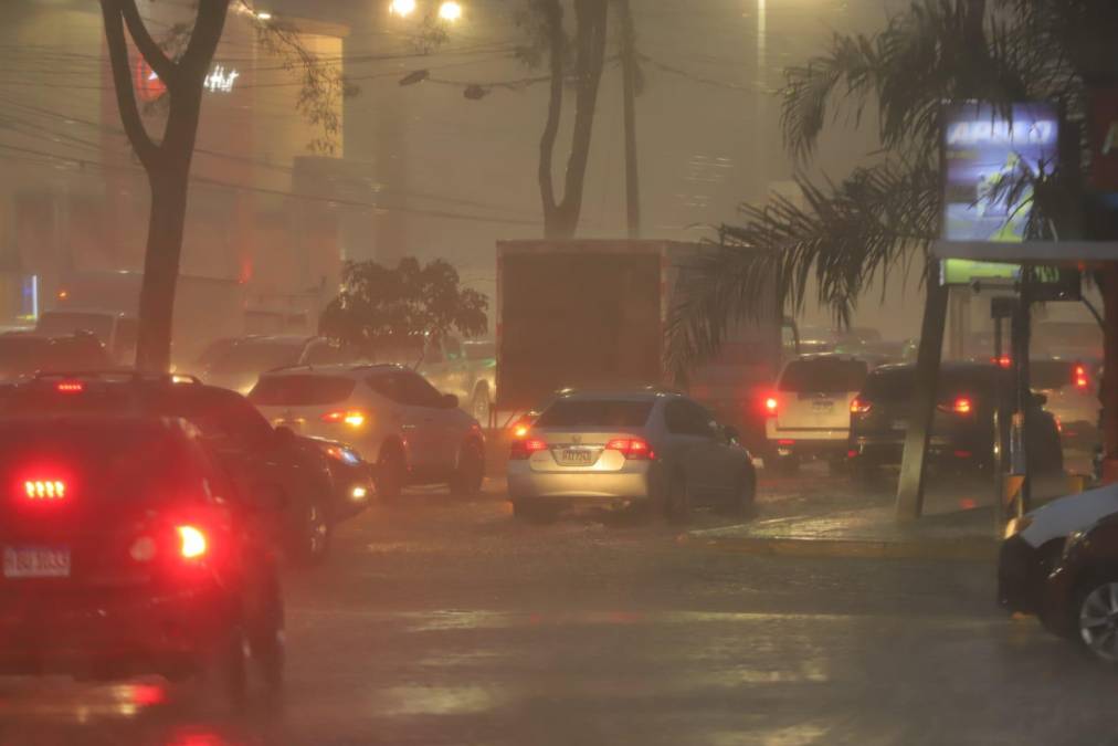 Primeras lluvias de mayo saturan San Pedro Sula
