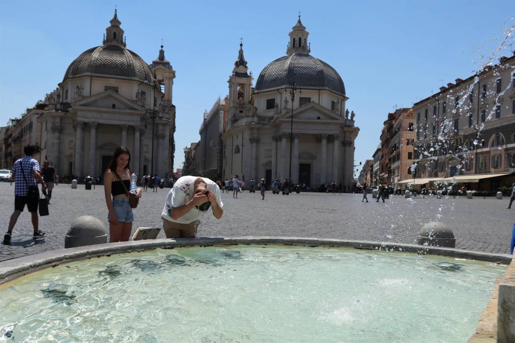 Italia arde hoy debido a la ola de calor “Apocalipsis”, que está dejando máximas de hasta 42 grados en el centro y norte del país, donde los incendios se propagan por la falta de lluvias y la peor sequía en décadas.