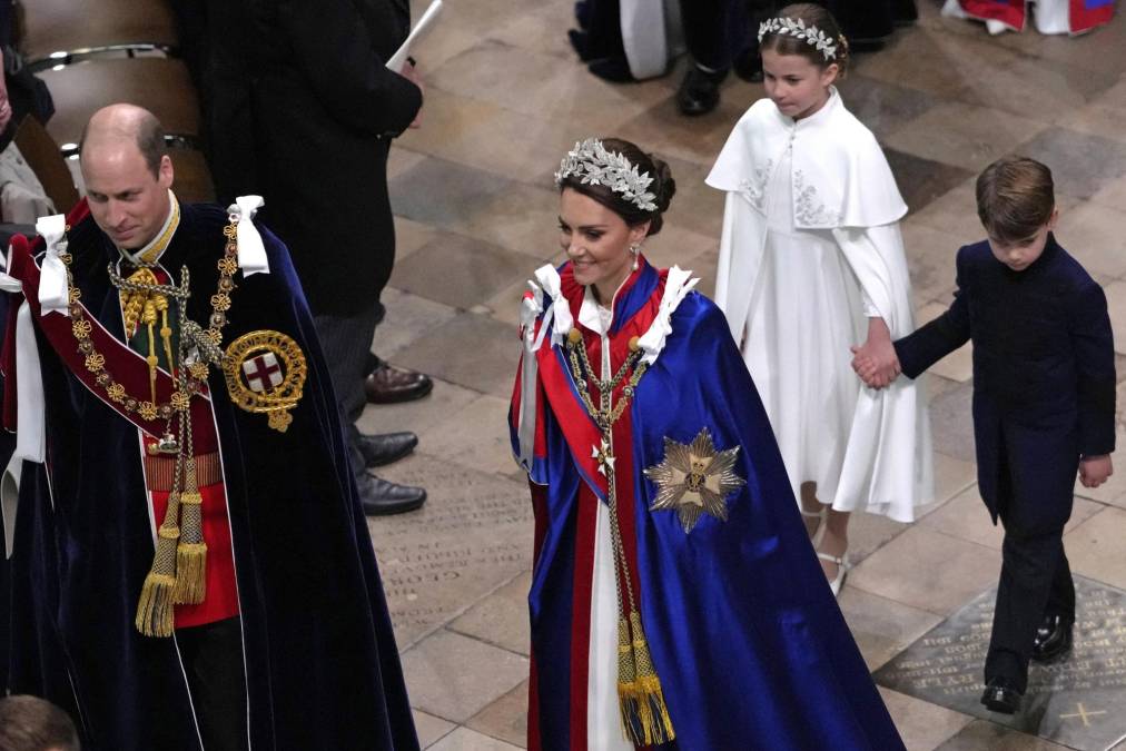 La princesa de Gales se vistió en crepé de seda color marfil con bordados de hilo de plata y motivos de rosas, cardos, narcisos y tréboles.