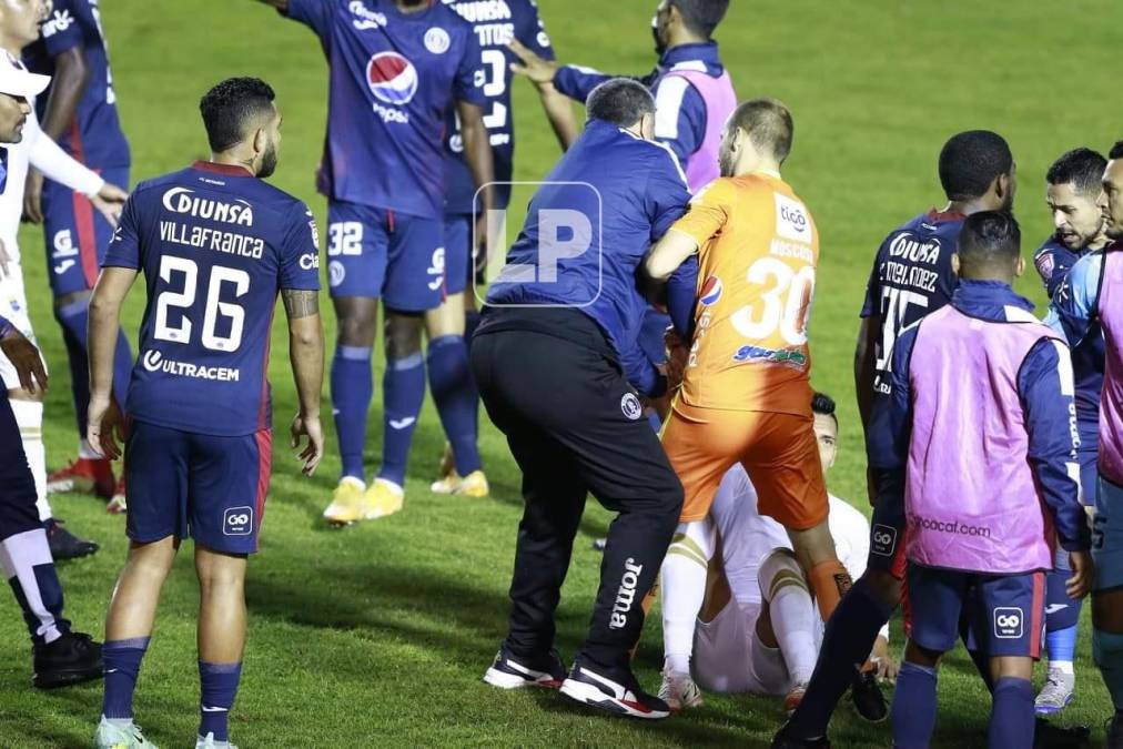 Diego ayudando a un jugador del Comunicaciones a levantarse.