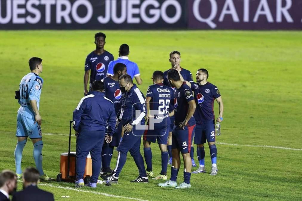 Los jugadores del Motagua se quedaron en el campo durante la coronación del Comunicaciones.