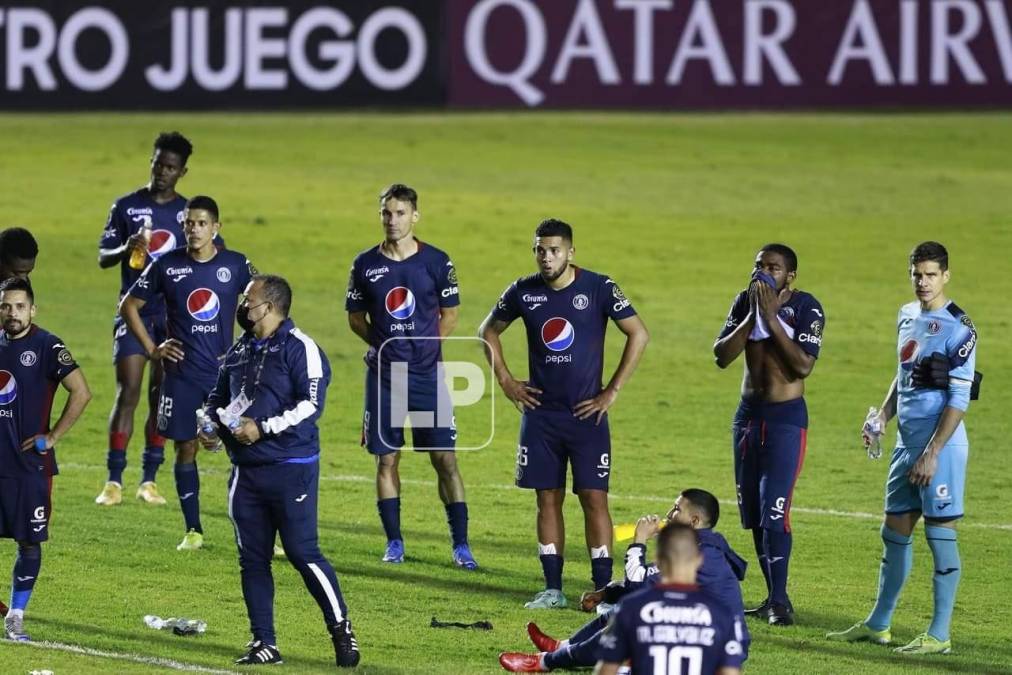 Los jugadores del Motagua se quedaron en el campo durante la coronación del Comunicaciones.