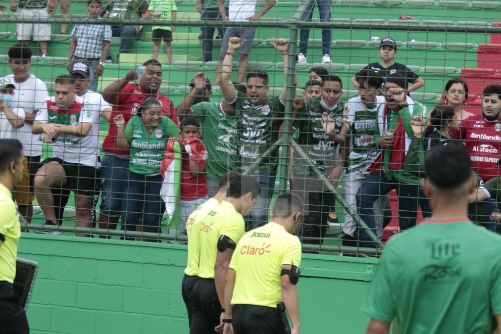 Otro sector de aficionados del Marathón despidió con insultos a la cuarteta arbitral que estuvo en el partido.