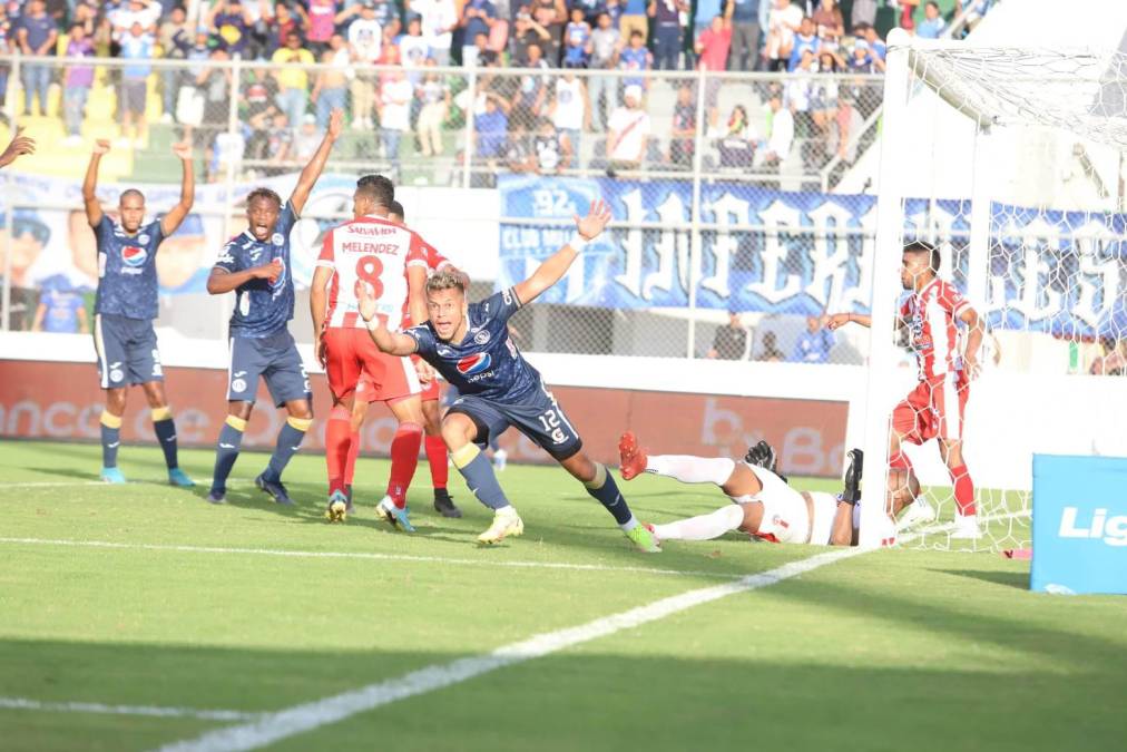 El empate del Motagua se hizo esperar hasta el 45+4’. Tras un tiro de esquina, Carlos Meléndez cabeceó buscando marco, el portero colombiano Jair Mosquera la dejó en juego y Marcelo Santos la mandó al fondo; Carlos Argueta la rechazó pero claramente cuando el balón ya había cruzado la línea de gol. 