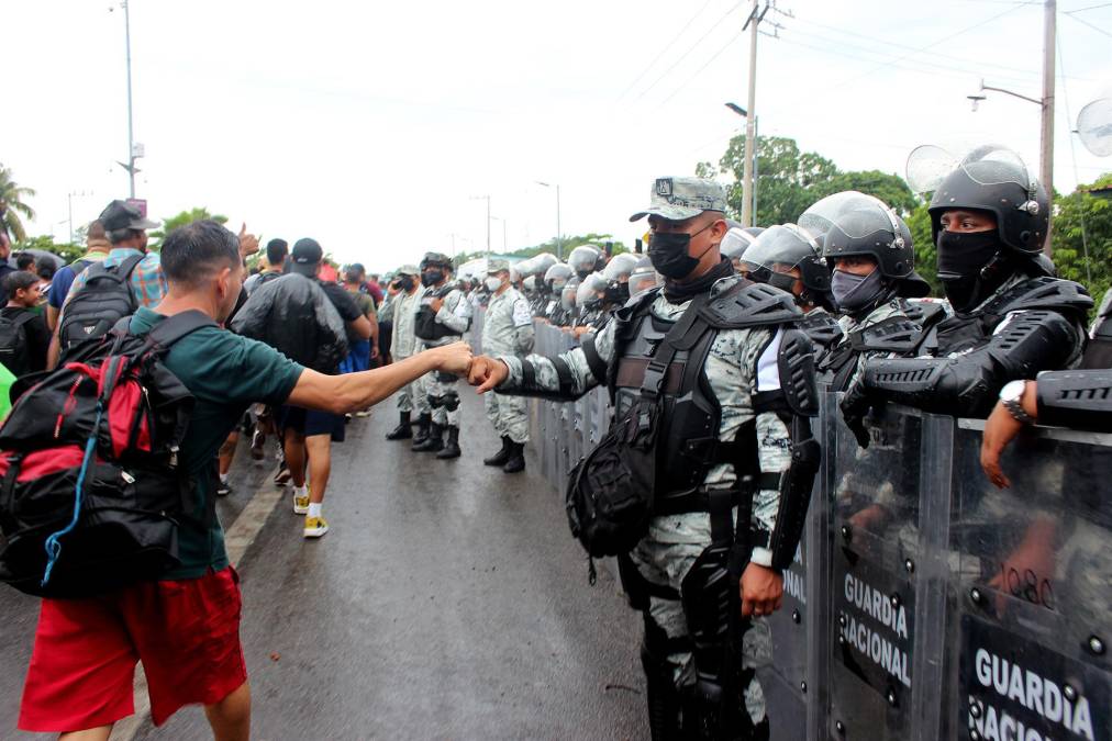 Los migrantes avanzaron pese a los retenes de la Guardia Nacional que no pudieron contener la gigantesca caravana.