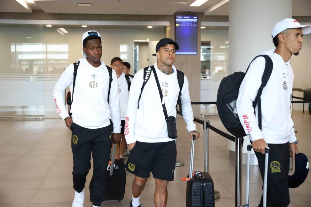 Rostros tristes, silencio y miradas con sabor al recuerdo reciente del 4-0 del Atlas en el Estadio Jalisco, así llegó de México la delegación de Olimpia al Aeropuerto Internacional de Palmerola.