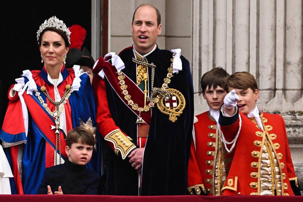 La familia posó en el balcón junto a los nuevos reyes. El príncipe George, segundo en la sucesión al trono sirvió como paje de Carlos III.