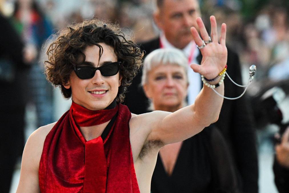 FOTOS: Timothée Chalamet desata la locura en la alfombra roja del Festival de Venecia con su atrevido “look”