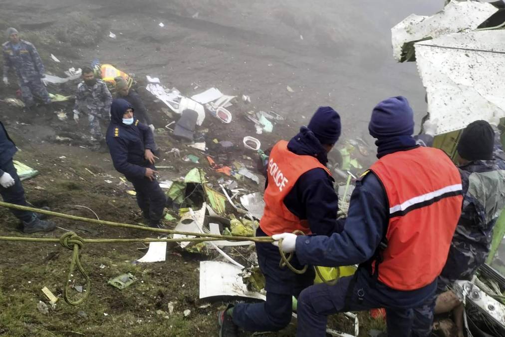 En un primer momento, los socorristas informaron haber localizado a 16 cuerpos. En el lugar del accidente participaban en las búsquedas unas 60 personas, entre militares, policías, guías de montaña y lugareños, la mayoría recorrieron kilómetros a pie para llegar hasta allí.