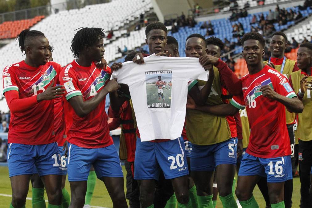 Los jugadores de Gambia tuvieron el gran detalle de dedicarle el gol a uno de sus compañeros que se perdió el Mundial por lesión.