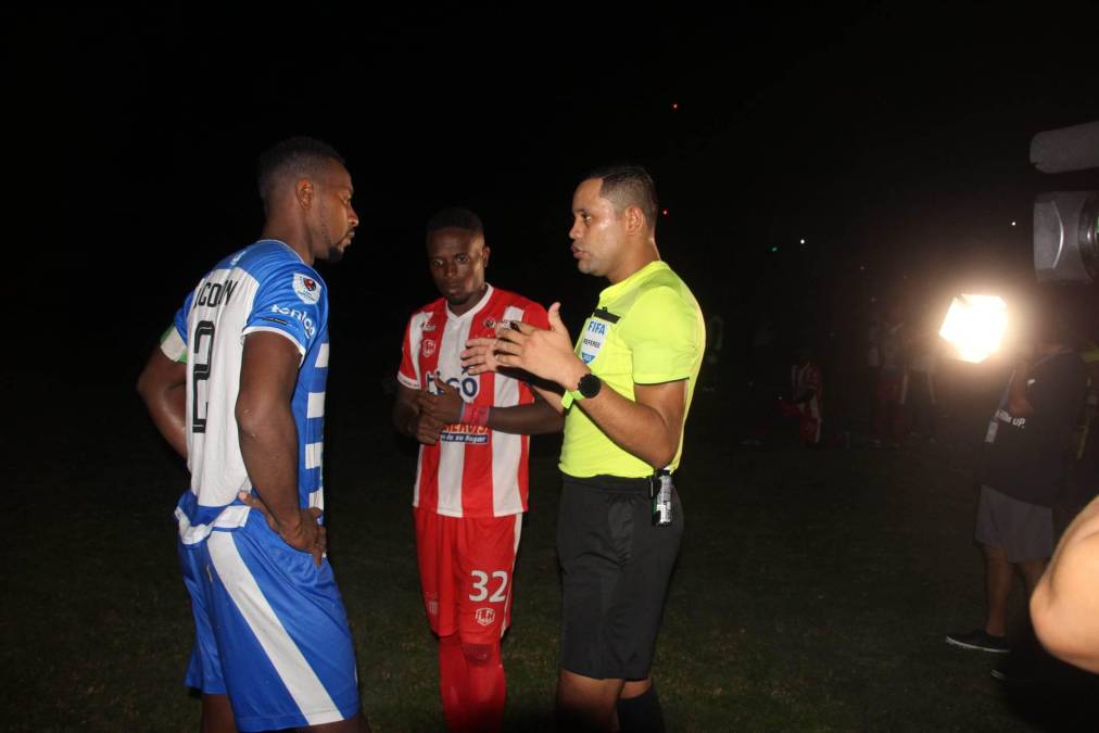 Los jugadores del Victoria no estaban de acuerdo con reanudar el partido porque una de las torres estaba apagada. El árbitro central Selvin Brown en el momento que le daba indicaciones a los capitanes de ambos clubes.