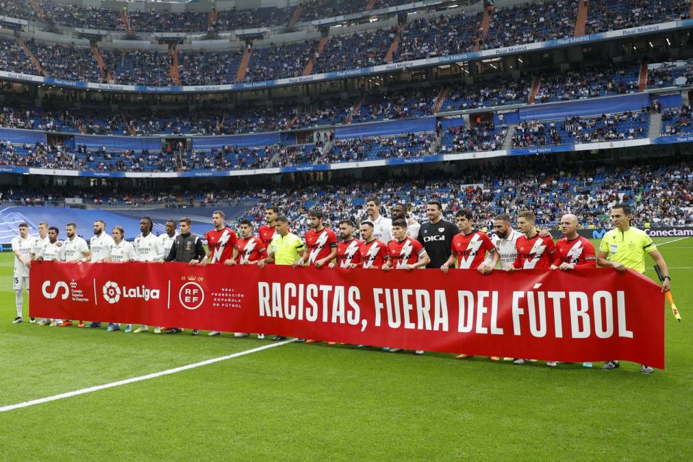 Jugadores del Real Madrid y del Rayo Vallecano junto a los árbitros se unieron y mostraron una pancarta en contra del racismo.