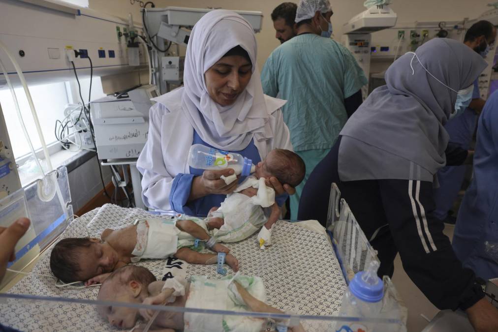 “Hay preparativos en curso para evacuarlos hacia Egipto” a través del paso de Rafah, el único que no está controlado por Israel, informó de su lado Mohamed Zaqut, el director general de los <b>hospitales</b> de la Franja de <b>Gaza</b>.