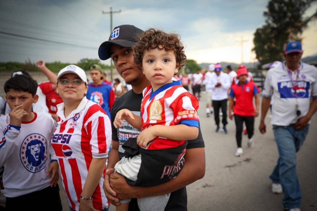 Hasta los más pequeños llegaron a disfrutar del duelo entre Olimpia y Marathón.