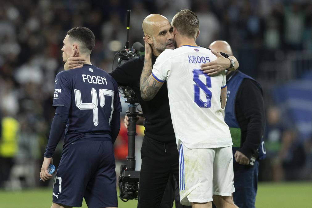 Pep Guardiola abrazó y le dio un beso a Toni Kroos, volante del Real Madrid. Al alemán lo dirigió en el Bayern Múnich.