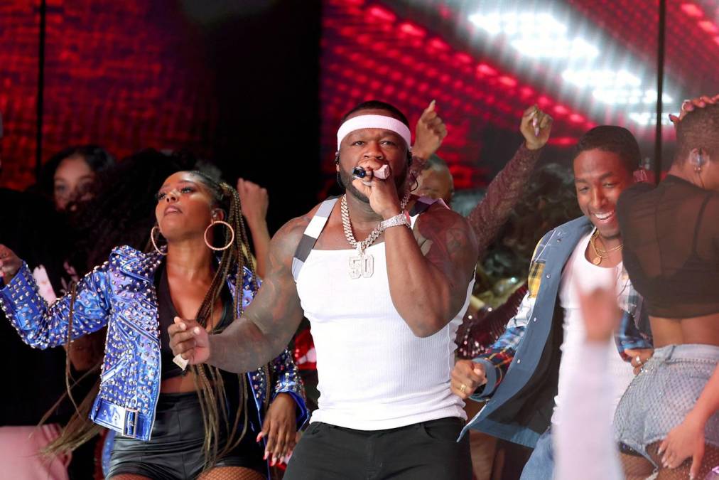 En las redes sociales no tardaron en fijarse en un aspecto: destacaron la enorme diferencia física entre el 50 Cent que interpretaba esta canción de hace 20 años, y el actual, debido al incremento de peso del cantante.