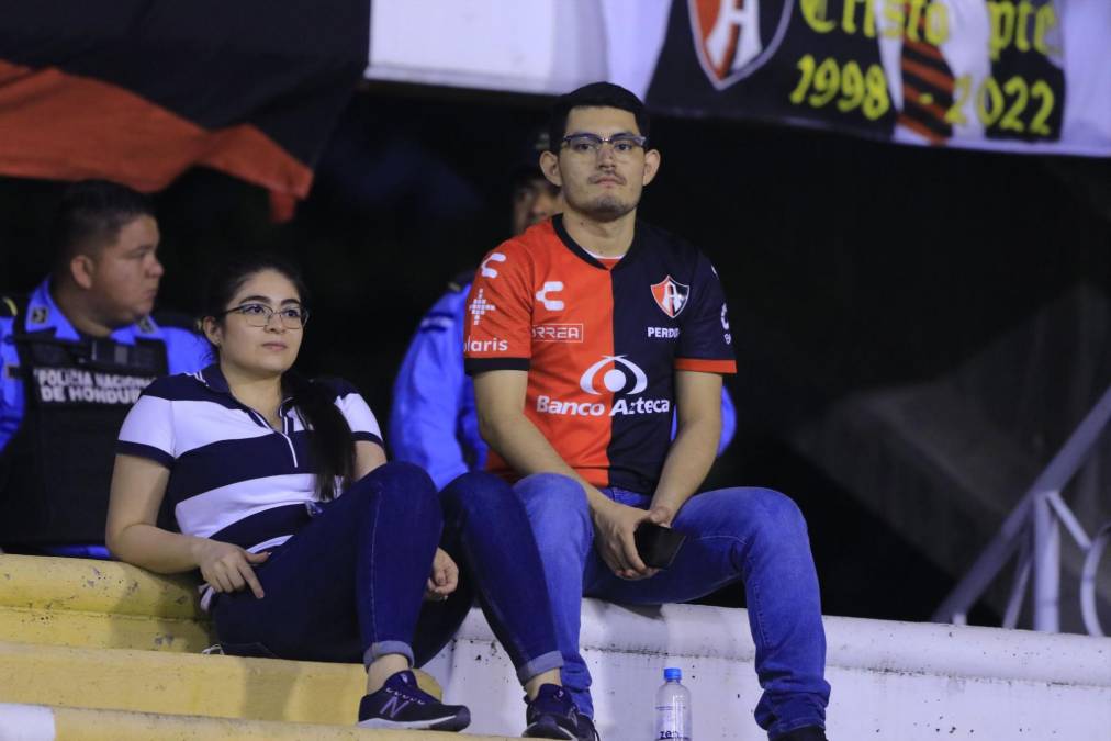 El hondureño Kevin Madrid llegó al estadio Olímpico con la camiseta del Atlas y en compañía de su esposa María Aguilera.