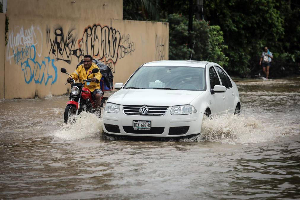 México sufre cada año el embate de ciclones tropicales tanto en su costa pacífica como atlántica, habitualmente entre mayo y noviembre.