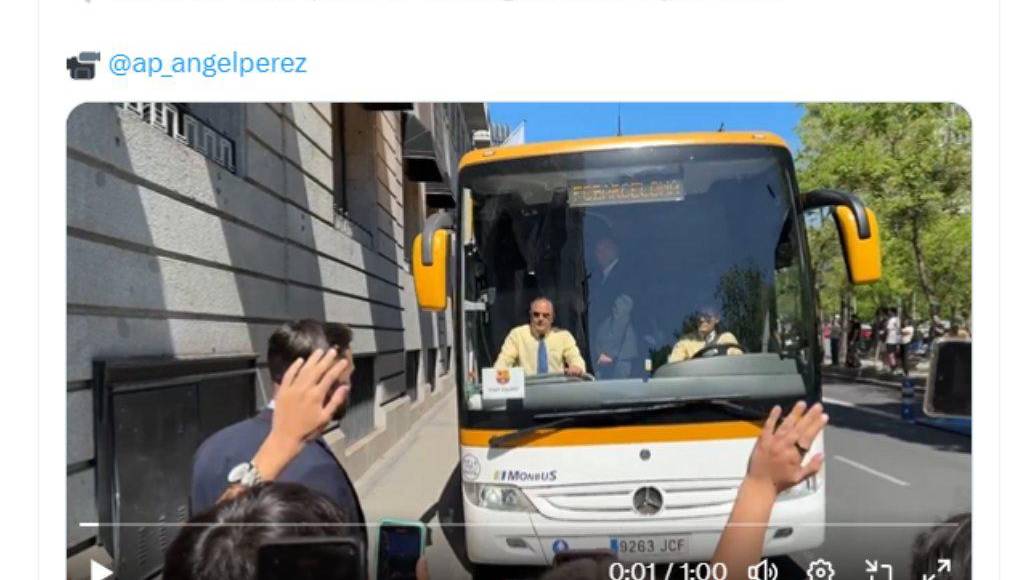 ”Gritos de Xavi quédate a la llegada del Barcelona al hotel “, informan portales españoles.