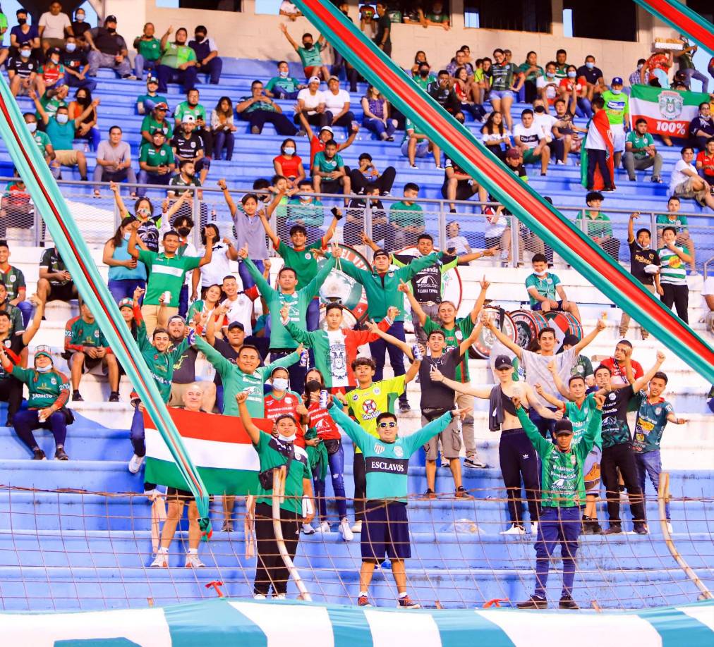 La afición del Marathón apoyó al equipo en el estadio Olímpico contra el Vida.
