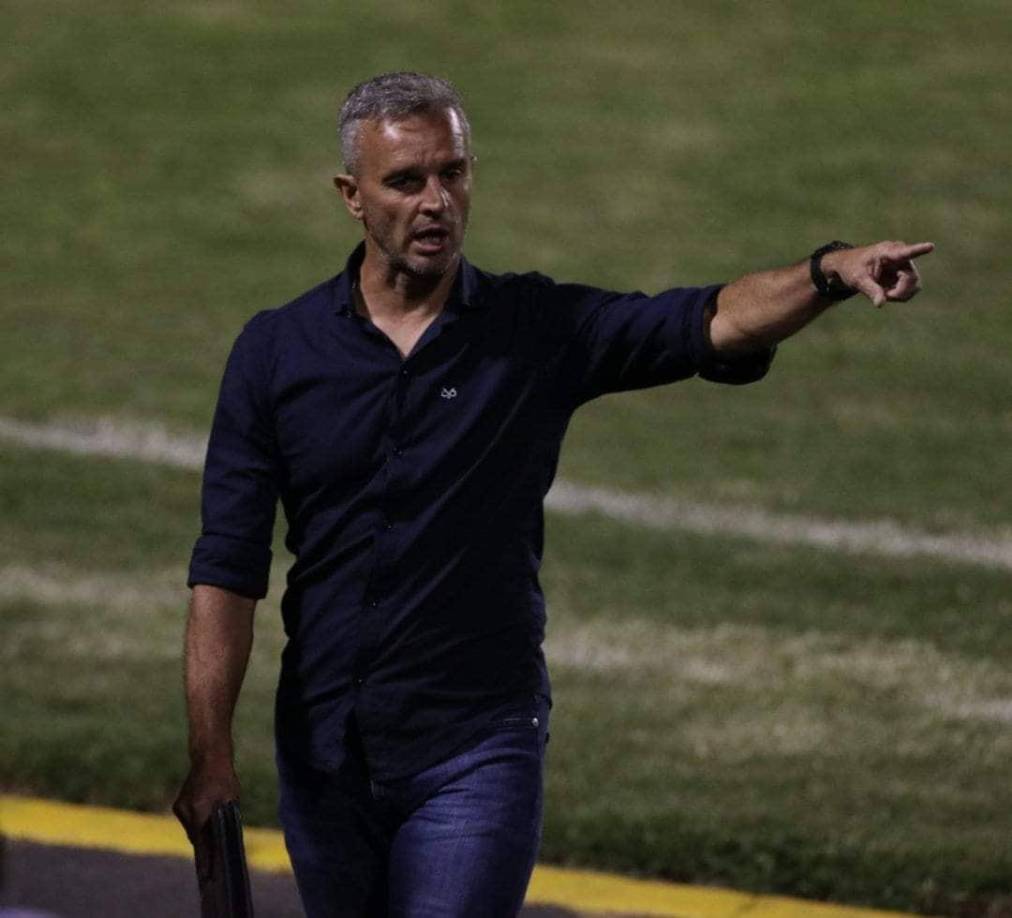 El Olimpia anunció el adiós de Pablo Lavallén luego de la eliminación en semifinales del Clausura 2022. El estratega argentino se marcha sin pena ni gloria del cuadro albo.