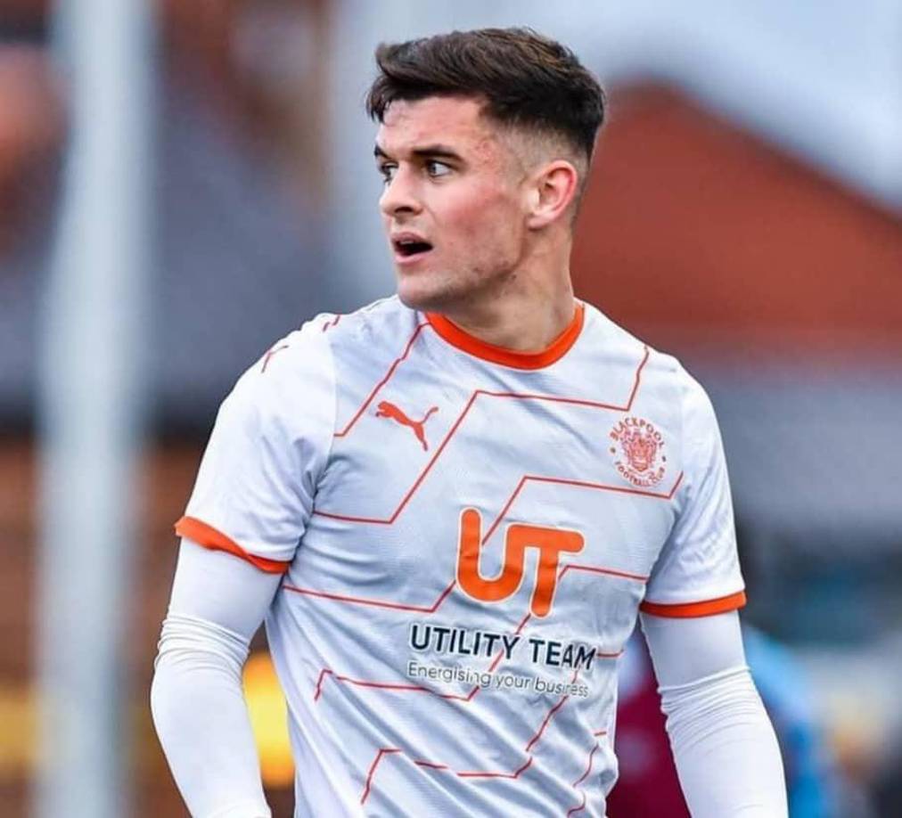 “A esa edad realmente no crees que el fútbol y ser gay no se mezclen. Solo piensas, un día, cuando sea mayor tendré una novia y cambiaré y todo estará bien.Pero a medida que envejeces te das cuenta de que no puedes simplemente cambiar. No funciona así,” comenzó revelando el joven futbolista inglés.