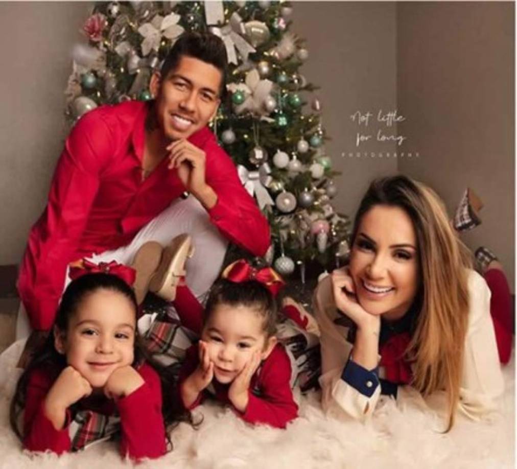 Roberto Firmino, delantero brasileño del Liverpool, junto a su hermosa esposa Larissa Firmino y sus hijas.