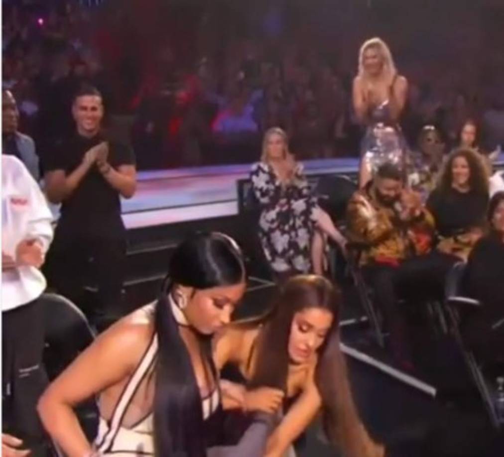 Al pasar al escenario, Nicki Minaj tuvo problemas con su largo vestido.