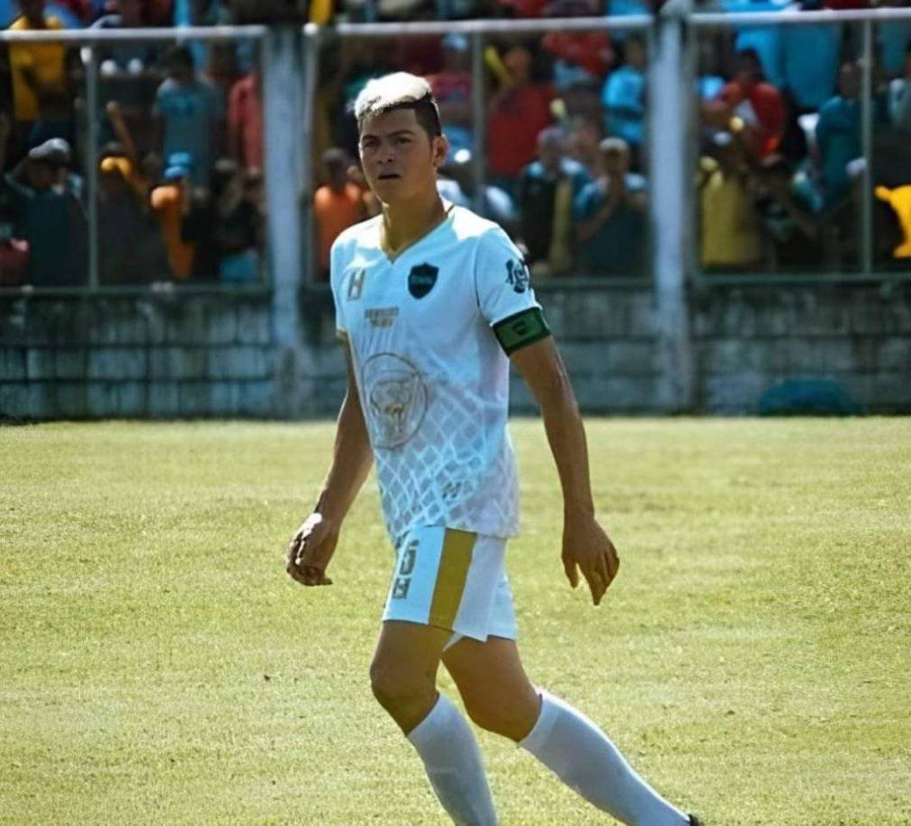 Francisco Martínez formaba parte de los Pumas FC de Santa Bárbara de la Liga Mayor y fue clave para que el club consiguiera el ascenso a la segunda división. Aquí la vida le empezó a cambiar.