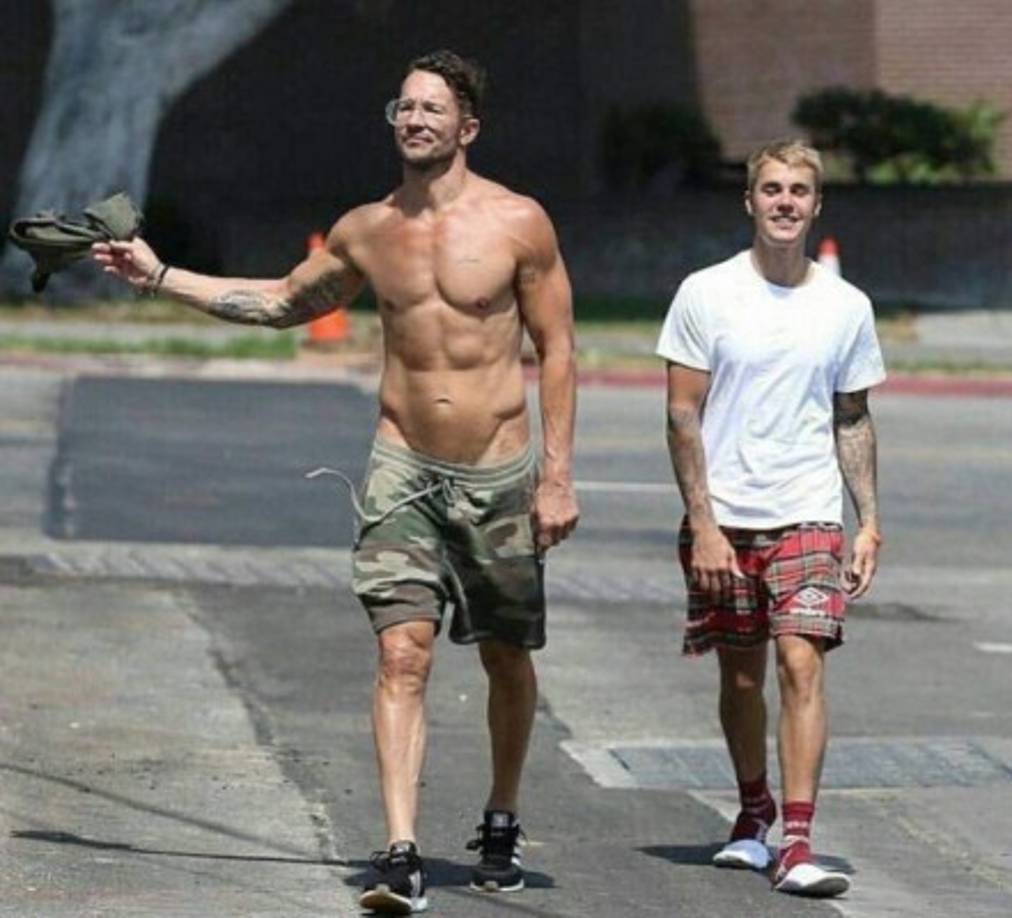 Carl Lentz y Justin Bieber mantienen una buena amistad desde hace unos años. A los dos se les ha captado de paseo en varias ocasiones. El pastor también ha sido criticado por su estilo liberal y por su imagen bien alejada de los pastores tradicionales. Asimismo, es considerado el pastor más sexi.