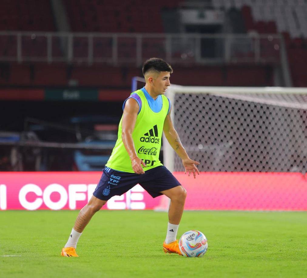 Ahora, el futbolista de 23 años encara con Argentina su aventura en París 2024, en la cual cayeron en su debut ante Marruecos en un insólito partido por 1-2.