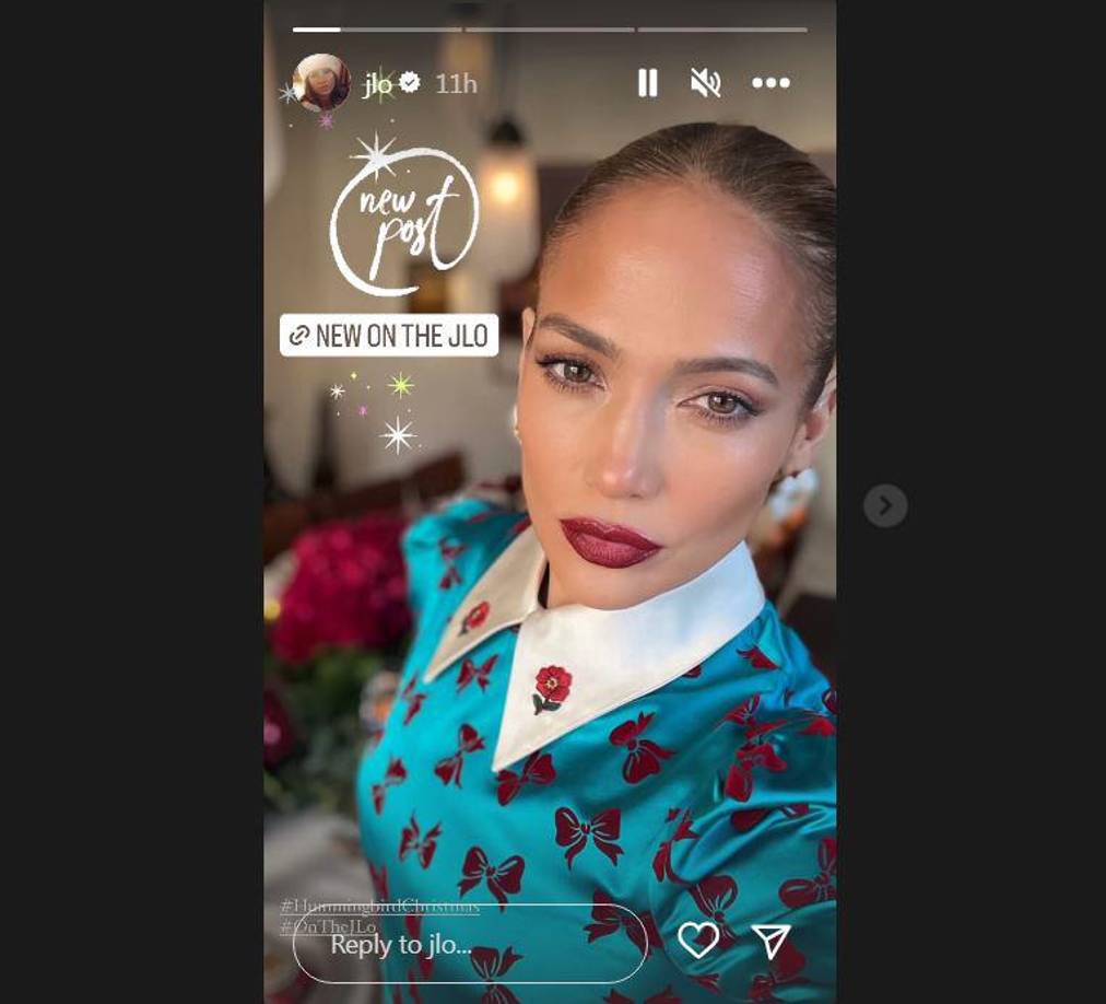 La Diva del Bronx lució preciosa con un minivestido de seda en color turquesa satinado con estampado de lazos rojos. El diseño también traía un volante en la cintura y sobre la falda y cuello blanco con flores bordadas en cada una de las solapas de Alessandro Michele para Gucci.