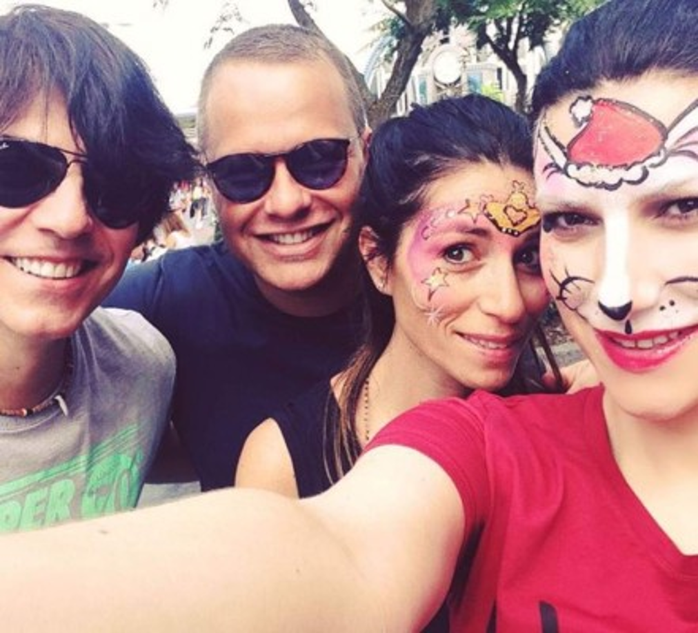 Laura Pausini junto a su pareja Paola y unos amigos en Orlando, Florida.