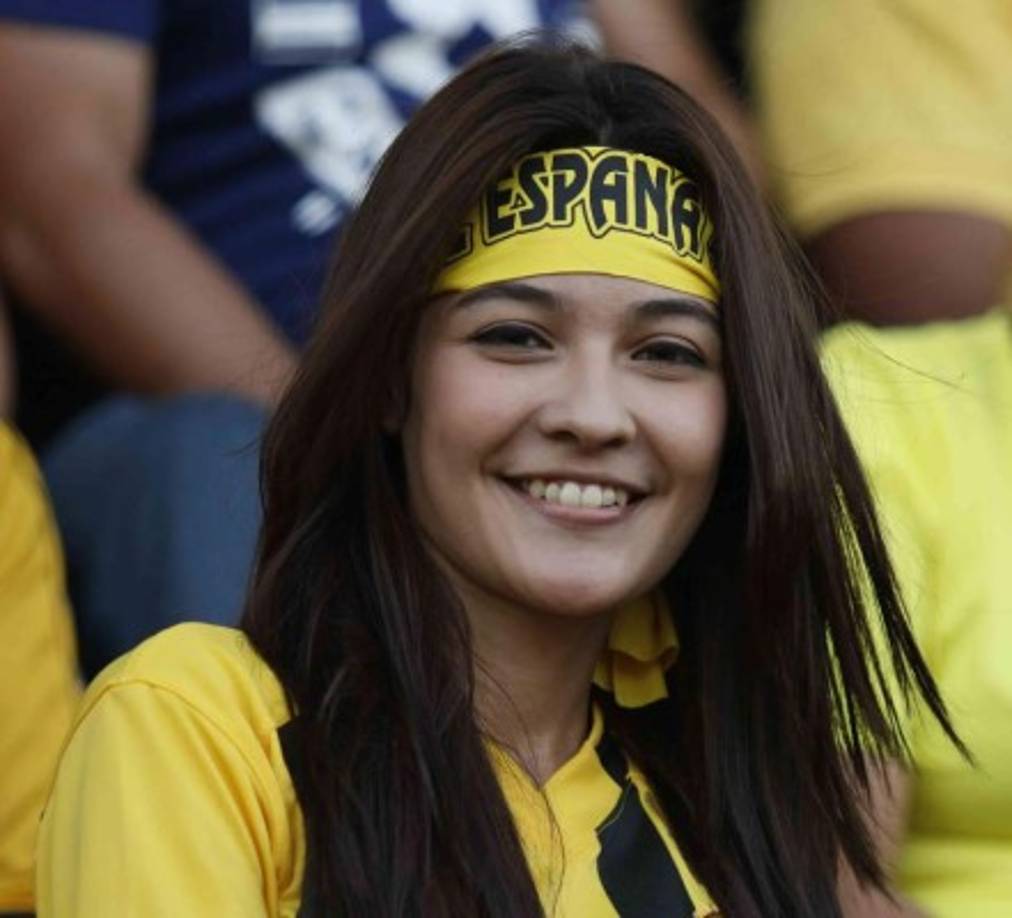 Una bella aficionada del Real España en las gradas del estadio Micheletti.