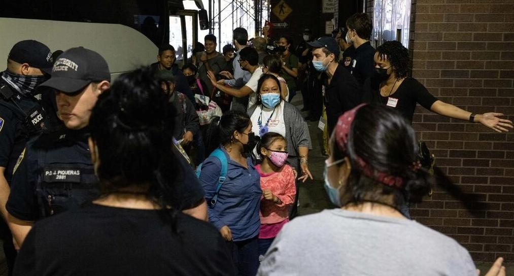 Gobernador de Texas dice que envíos de inmigrantes a Nueva York son voluntarios