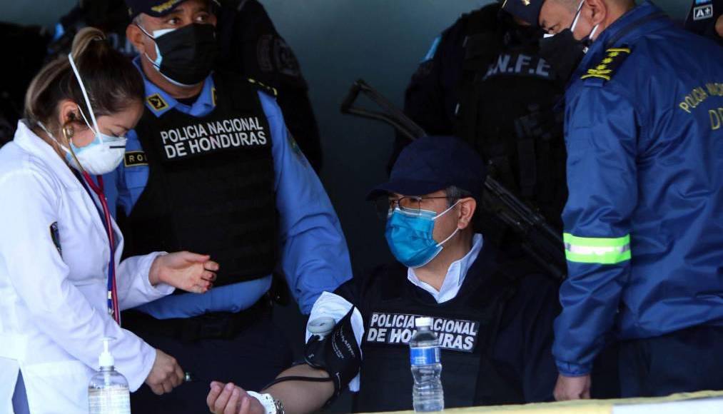 Después de casi dos años de estar “injustamente detenido” en Estados Unidos, se ha puesto en evidencia “la conspiración geopolítica y el complot que ha existido en mi contra, al grado de pactar asesinarme a mí y a mi familia, cómo me he dado cuenta en un informe del FBI que nunca me fue informado y que puse en conocimiento al juez”, indica la carta de Hernández, el primer expresidente hondureño extraditado a EE.UU. por narcotráfico.