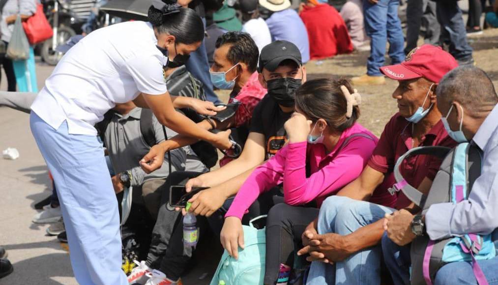Una de las quejas del grupo en protesta es que las autoridades les están imponiendo el centro al que deben acudir para recibir sus tratamientos y ellos (los pacientes) piden elegir a qué centro acudir.