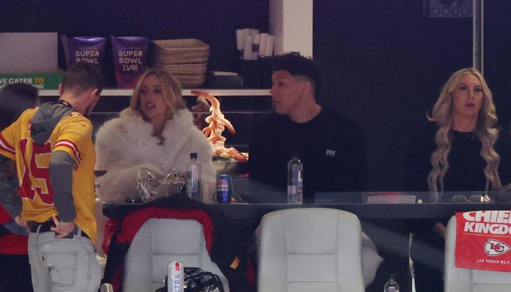 La esposa de Patrick Mahomes, Brittany Mahomes, está en uno de los palcos.