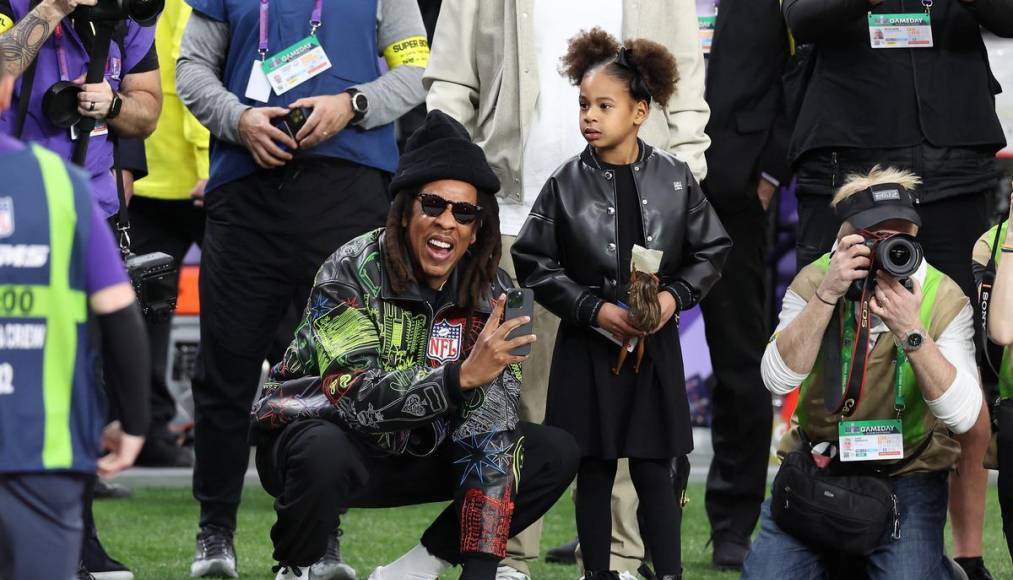 Jay-Z estaba en la grama del estadio momentos previos al encuentro.