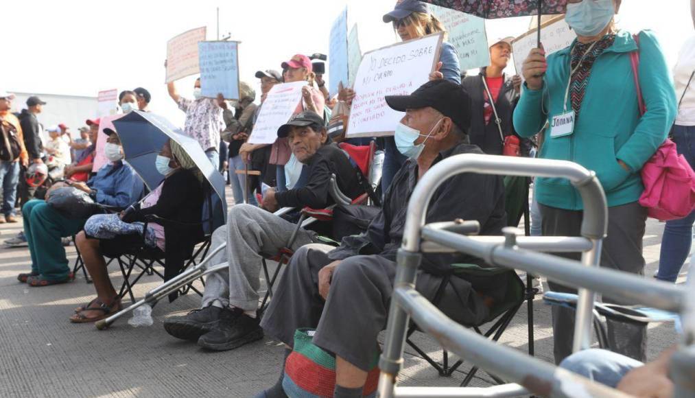 “¿Qué pelean?, por Dios, ¿Qué pelean? Si tienen dos centros para recibir atención económica”, lamentó la ministra, pues asegura que el servicio sí se brinda.