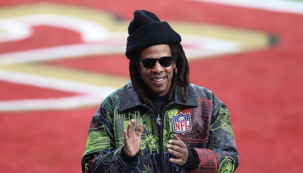 El rapero Jay-Z fue uno de los primero en llegar al estadio sede del Super Bowl. 