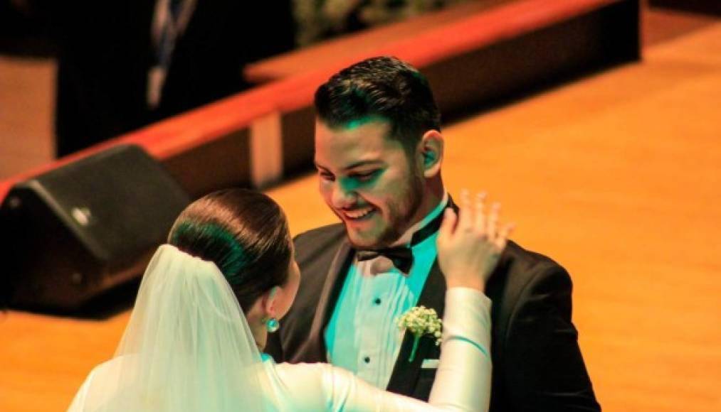 Los novios en ese momento mostraron al público todo su amor, ya que no pararon de reírse durante la celebración.